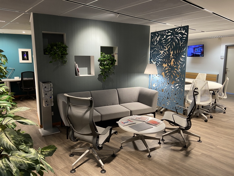 Area Relax con musica di sottofondo nel nuovo spazio coworking Cowo Plus in Pick Center