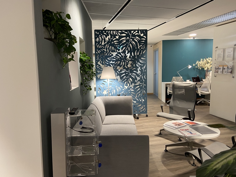 Area Relax con musica di sottofondo nel nuovo spazio coworking Cowo Plus in Pick Center